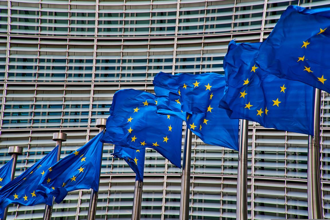Fahnen vor dem EU Gebäude Brüssel