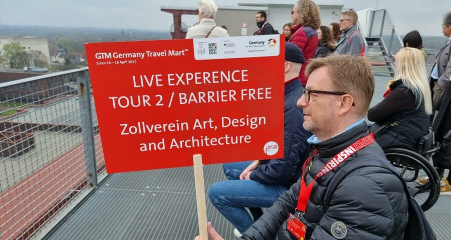 Vertreter von Deutschland Tourismus mit Schild